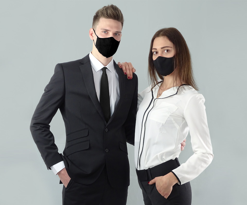Abiti da lavoro eleganti per ufficio, giacca e cravatta da uomo, camicia bianca da donna.