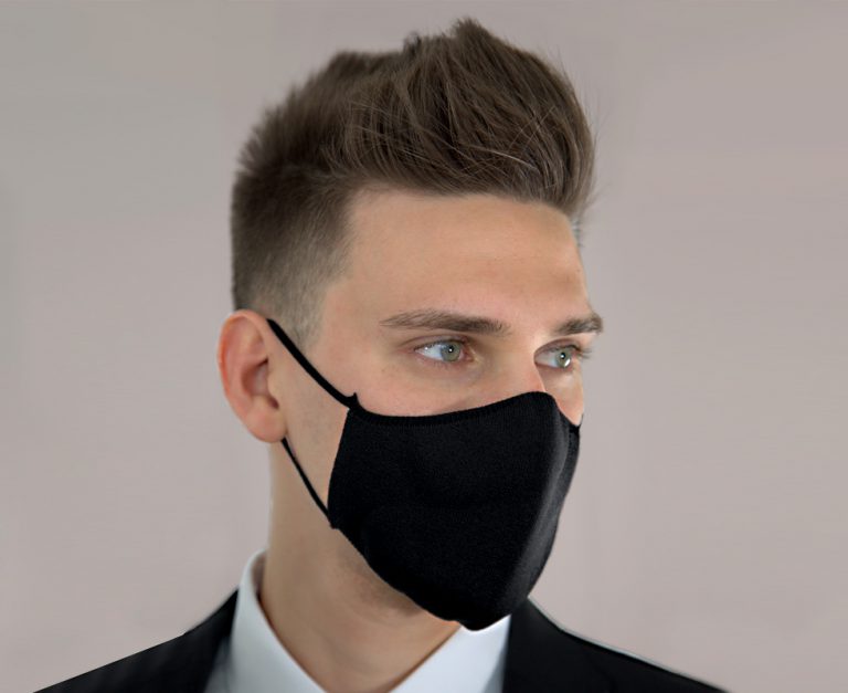 Close up mascherina nera in tessuto per outfit da lavoro elegante