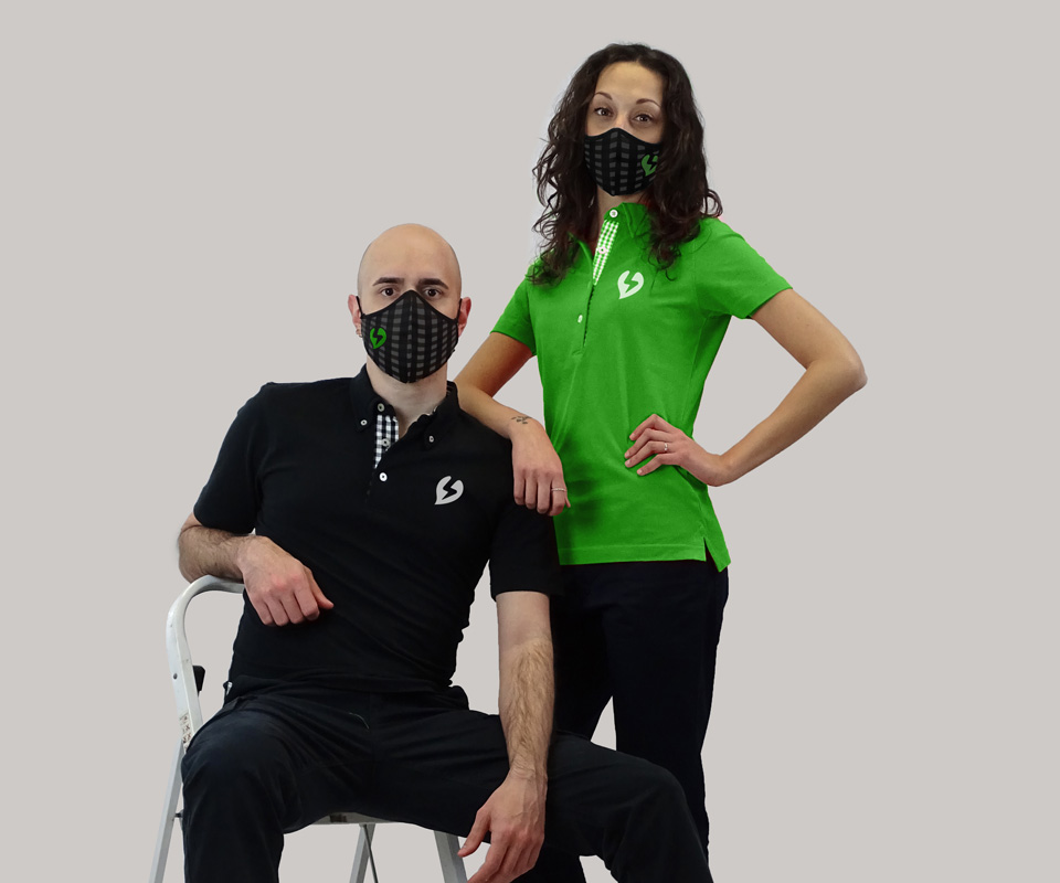 Polo da lavoro verde e nera abbinate alle mascherine personalizzate